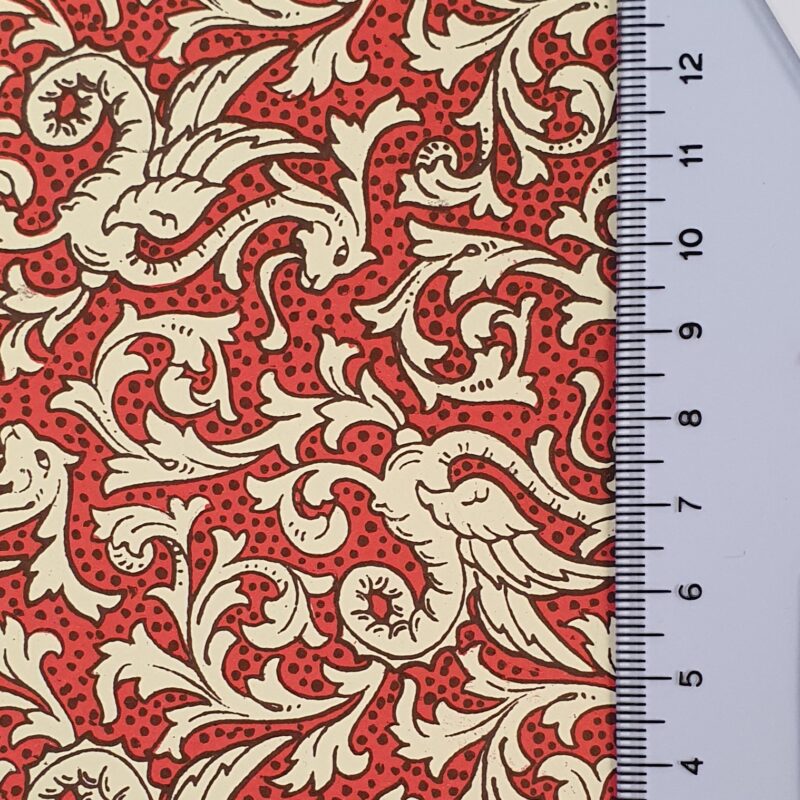 Carta Varese - Confezione da 5 fogli di carta Varese misura 100x70cm, peso carta: 100 g/mq. fantasia Draghi rossi. Il righello dell'immagine aiuta a visualizzare la dimensione del decoro - 272DRAROS