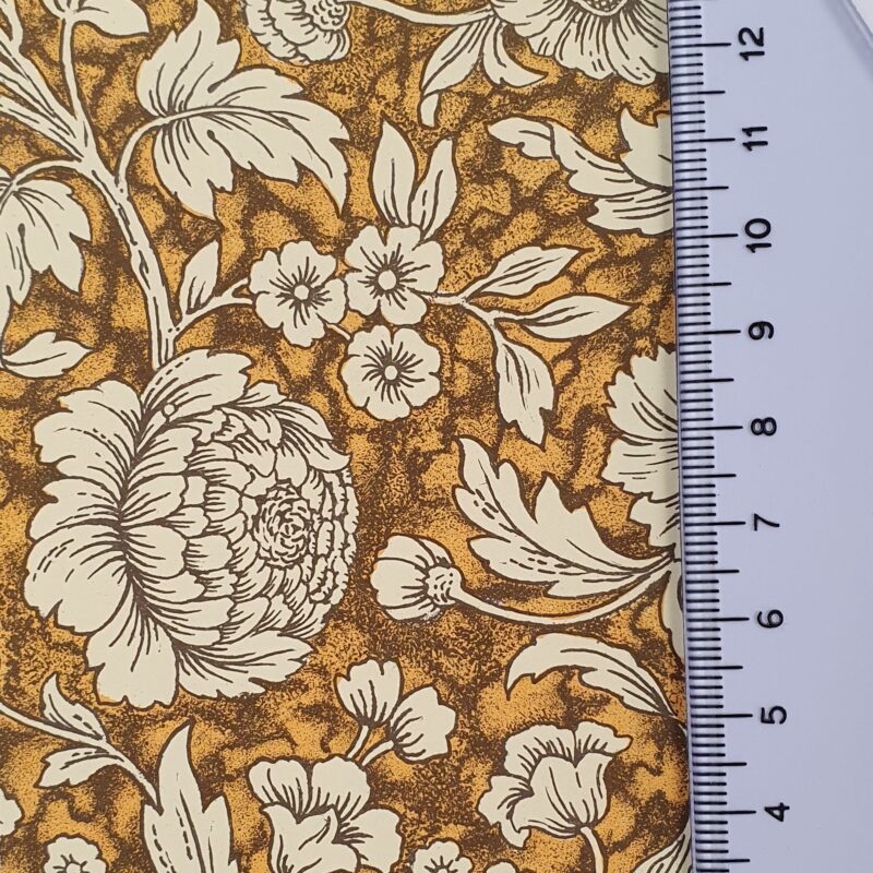 Carta Varese - Confezione da 5 fogli di carta Varese misura 100x70cm, peso carta: 100 g/mq. fantasia Paeonia senape-ocra. Il righello dell'immagine aiuta a visualizzare la dimensione del decoro - 280PAEONIASEN