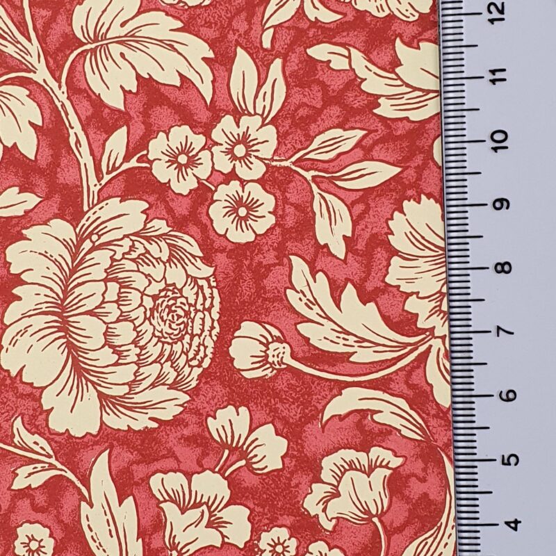 Carta Varese - Confezione da 5 fogli di carta Varese misura 100x70cm, peso carta: 100 g/mq. fantasia Paeonie rosse fondo chiaro. Il righello dell'immagine aiuta a visualizzare la dimensione del decoro - 281VPAEONIAROC