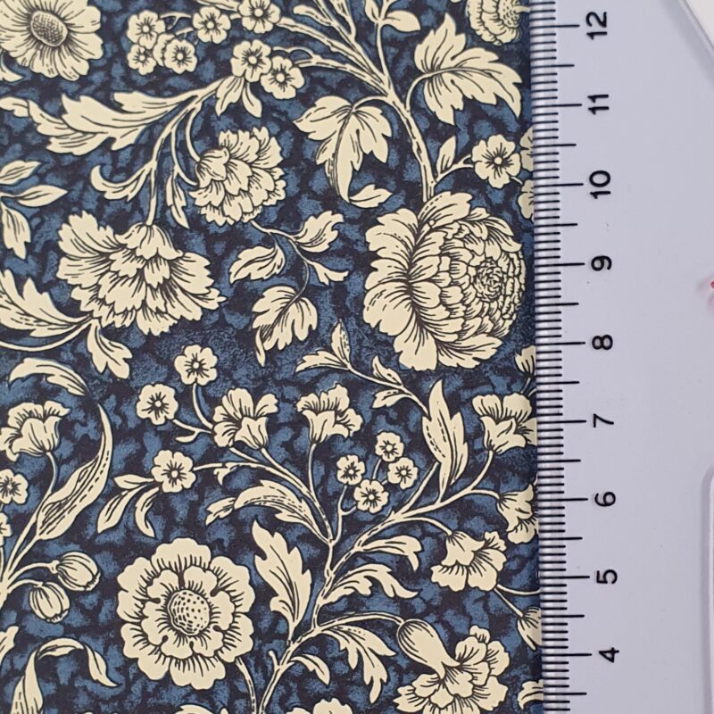 Carta Varese - Confezione da 5 fogli di carta Varese misura 100x70cm, peso carta: 100 g/mq. fantasia Paeonie blu, fiore piccolo. Il righello dell'immagine aiuta a visualizzare la dimensione del decoro - 317PAEFPBLU