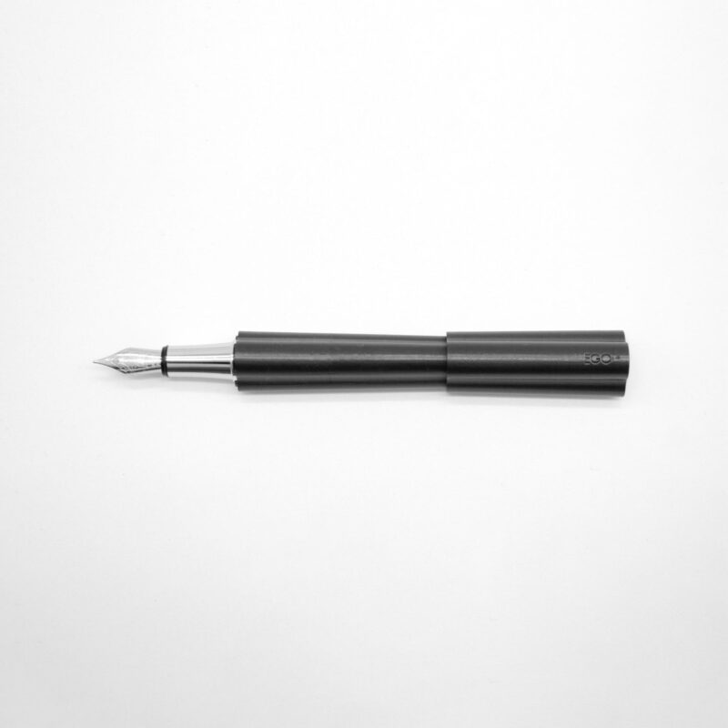 Egoundesign - Penna stilografica pocket, a conformazione trilobata, design by Achille Castiglioni, in filamento di grafene e unità funzionale in metallo cromato. - CENTO3.G
