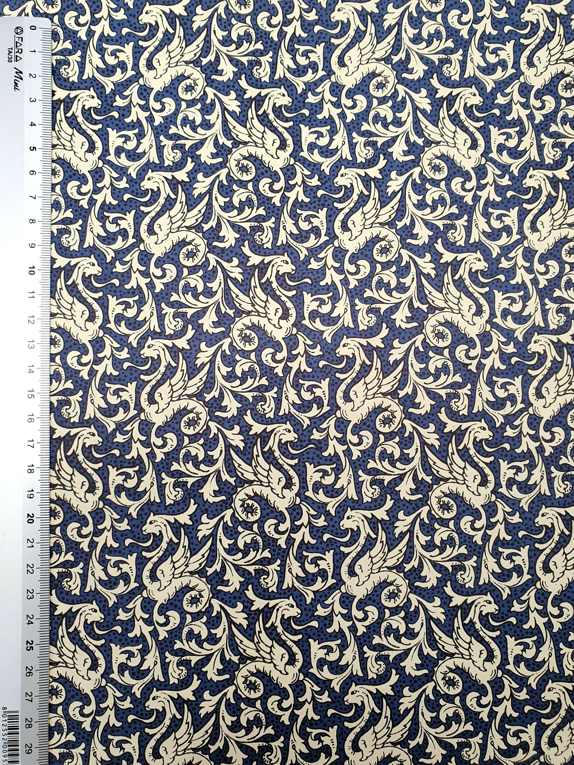 Carta Varese - Confezione da 5 fogli di carta Varese misura 100x70cm, peso carta: 100 g/mq. fantasia Draghi blu. Il righello dell'immagine aiuta a visualizzare la dimensione del decoro - 275DRABLU