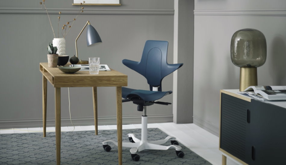 Sedia Hag Capisco azzurra vicino a scrivania