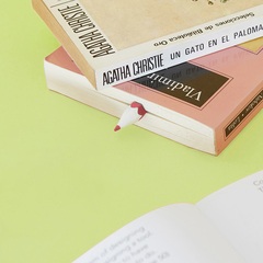 Balvi - Segnalibro a forma di matita colore rosso - 27481R - immagine 3